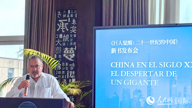 羅德里格斯博士現(xiàn)場(chǎng)介紹著作。吳志華攝