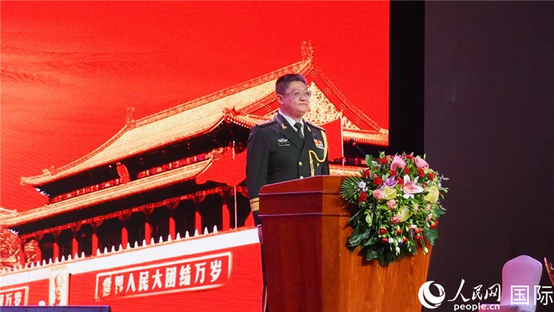 圖為中國(guó)駐老撾大使館國(guó)防武官李兵大校致辭。人民網(wǎng)記者 孫廣勇攝