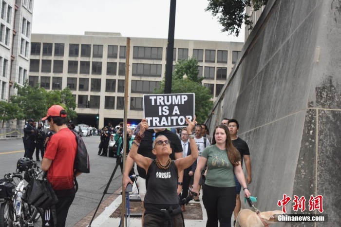 圖為聯(lián)邦法院附近的特朗普反對者。<a target='_blank' href='/'><p  align=