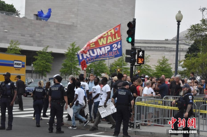 圖為眾多特朗普支持者和反對者聚集在聯(lián)邦法院周圍。<a target='_blank' href='/'><p  align=