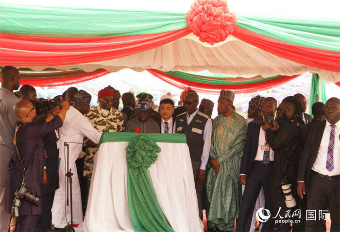 尼日利亞提努布為項(xiàng)目揭牌。人民網(wǎng)記者 姜宣攝