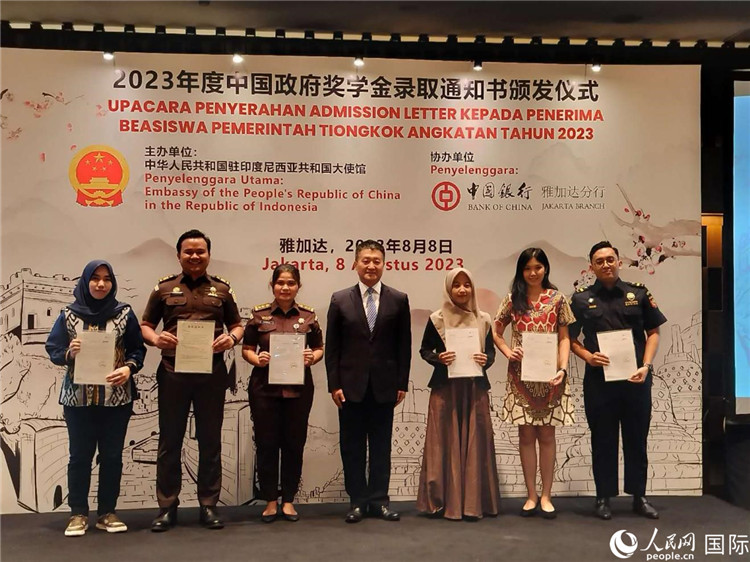 陸慷大使與獲得中國政府獎學(xué)金的印尼學(xué)子合影。 人民網(wǎng)記者 李培松攝