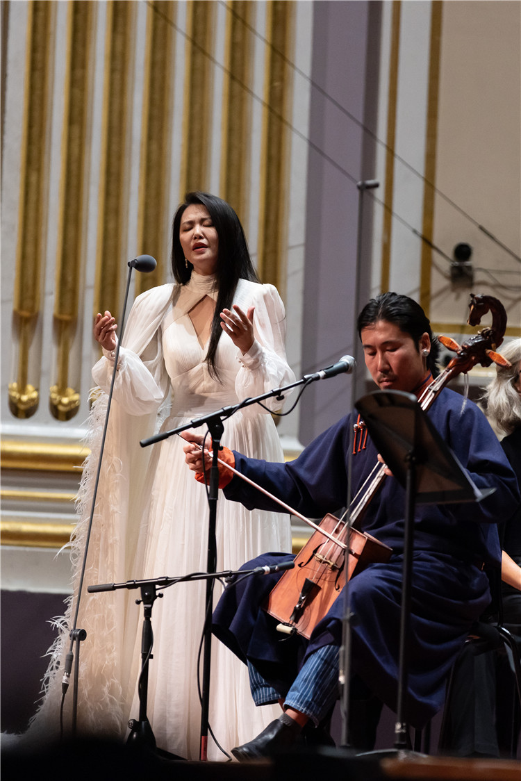 圖片說明： 8月5日，2023愛丁堡國際藝術(shù)節(jié)開幕式音樂會《慈悲頌》的演出現(xiàn)場。藝術(shù)節(jié)組委會供圖