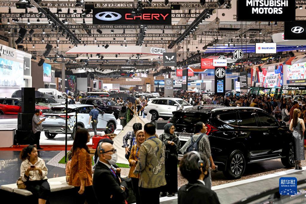 8月10日，在印度尼西亞萬(wàn)丹省唐格朗的印尼會(huì)展中心，人們?cè)?023年印尼國(guó)際汽車展上參觀。新華社發(fā)（阿貢攝）
