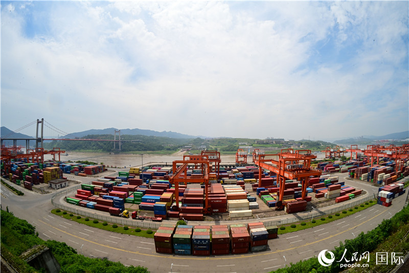 重慶果園港是我國內(nèi)河最大的鐵公水多式聯(lián)運(yùn)樞紐港，也是西部陸海新通道的重要支點(diǎn)。圖為果園港全貌。人民網(wǎng)記者 苑基榮攝