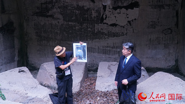 毒氣島歷史研究所事務(wù)局長(zhǎng)山內(nèi)正之在毒氣儲(chǔ)存遺址為大家介紹日軍發(fā)動(dòng)毒氣戰(zhàn)的罪證。人民網(wǎng) 蔣曉辰攝