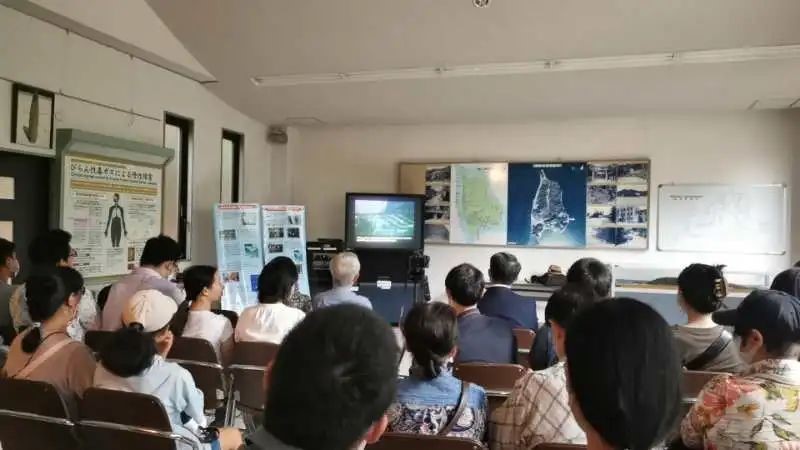 觀看日軍發(fā)動(dòng)毒氣戰(zhàn)的影像資料。中國(guó)駐大阪總領(lǐng)事館供圖