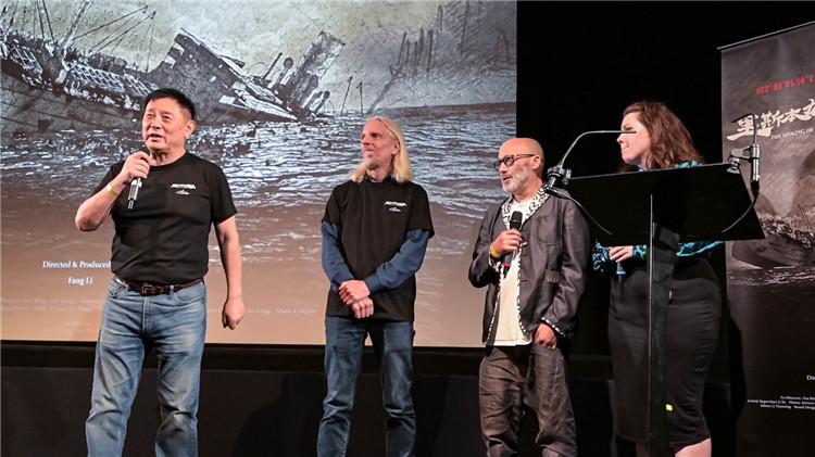 導(dǎo)演方勵(lì)以及團(tuán)隊(duì)成員分享體會。郭錦標(biāo)攝