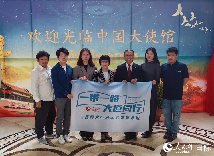 崔建春大使（右三）與人民網(wǎng)記者合影。