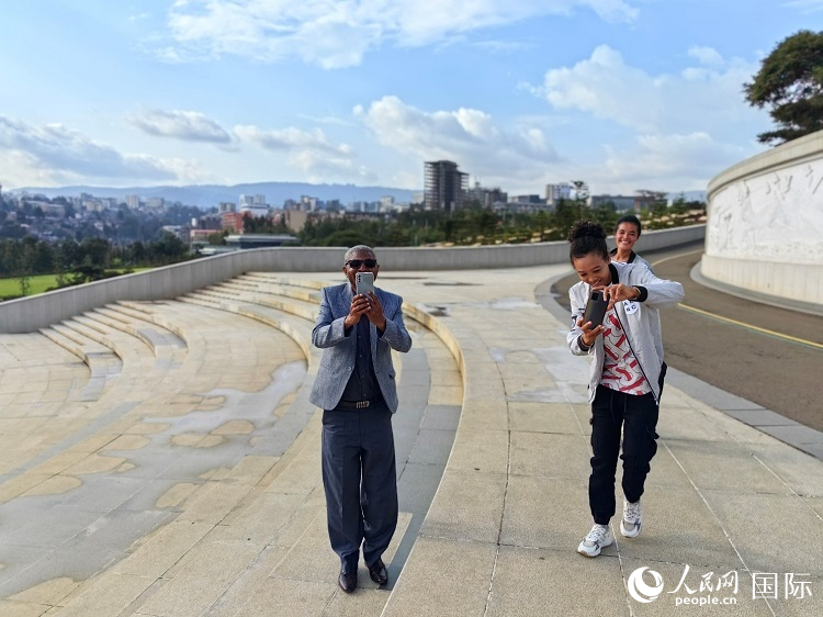 亞的斯亞貝巴友誼廣場的游客與人民網(wǎng)記者互動。人民網(wǎng)記者 陳星星攝