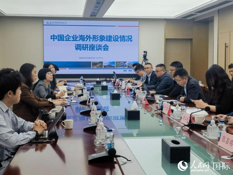 埃塞俄比亞中國商會企業(yè)代表與人民網(wǎng)記者座談。人民網(wǎng)記者 劉寧攝