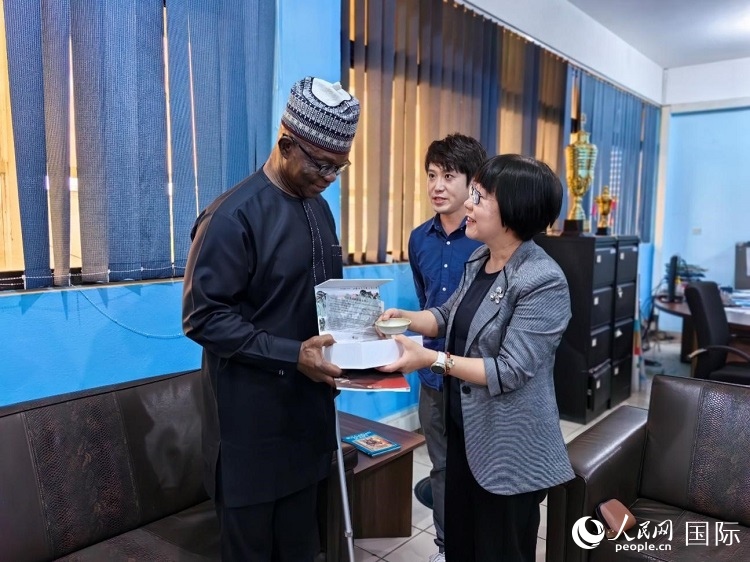 人民網(wǎng)監(jiān)事會主席唐維紅（右一）帶隊訪問尼日利亞通訊社，與該社總裁布克·龐勒（左一）交流。人民網(wǎng)記者 陳星星攝