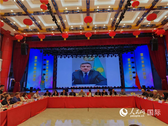 哈外交部駐阿拉木圖副代表拉伊莫夫視頻致辭。人民網(wǎng)記者 李強攝