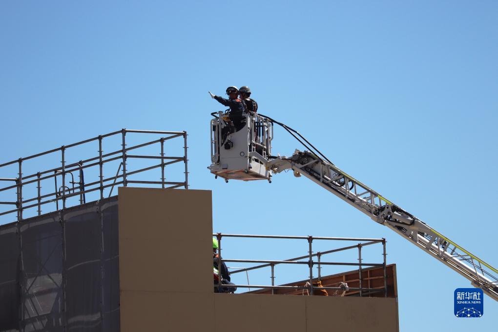 9月1日，在日本神奈川縣相模原市，消防員演練用消防云梯車救下被困高樓的民眾。9月1日是日本防災(zāi)日。當(dāng)天，日本中央政府及多個(gè)都縣市舉行了防災(zāi)演練，以提高大規(guī)模災(zāi)害發(fā)生時(shí)防災(zāi)機(jī)構(gòu)和市民迅速應(yīng)對(duì)的能力。新華社記者 楊光 攝