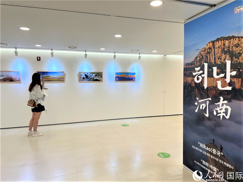 2.民眾參觀“看九曲黃河 聽華夏故事”主題展。人民網(wǎng)記者 馬菲攝