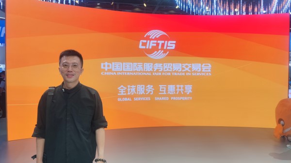 9月2日，梁家僖在國家會議中心拍照留念。受訪者供圖