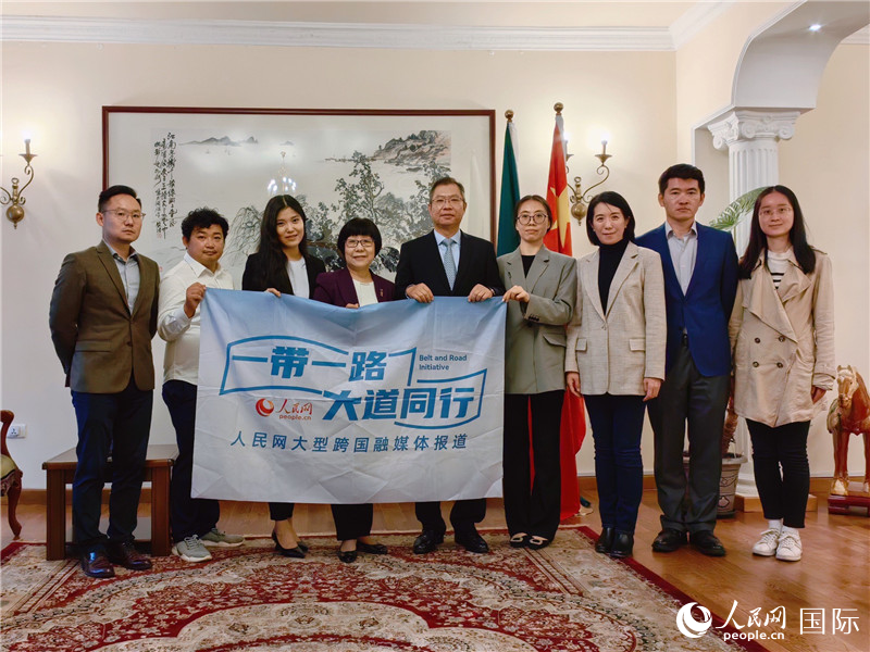 胡長春大使、駐非盟使團工作人員與人民網(wǎng)記者合影。