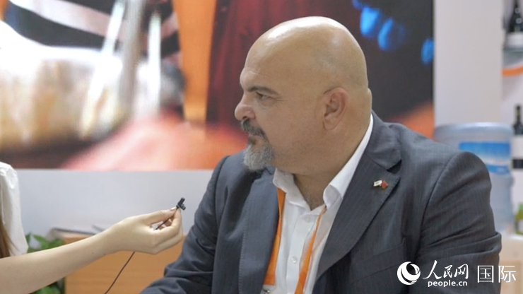 塞浦路斯首席經(jīng)濟(jì)商務(wù)參贊歐陽(yáng)路接受記者采訪。人民網(wǎng) 王禹蘅攝