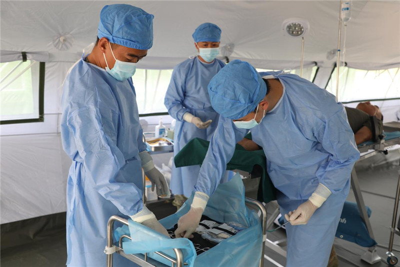 出征前，“純凈家園-2023”多國聯(lián)合掃雷行動中方任務(wù)分隊(duì)醫(yī)療組官兵正在進(jìn)行專業(yè)訓(xùn)練。趙文環(huán)攝