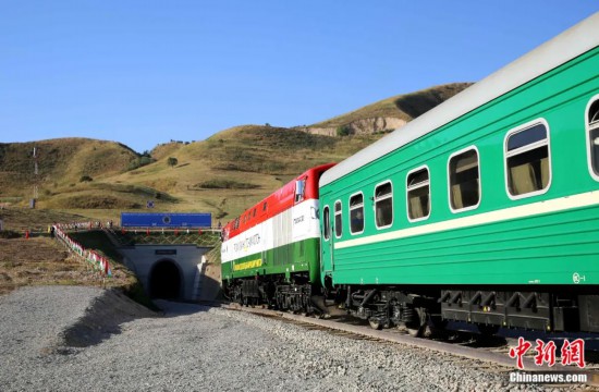 2016年8月24日，塔吉克斯坦“瓦赫達(dá)特-亞灣”鐵路通車。這是絲綢之路經(jīng)濟(jì)帶框架下首個開工并建成的鐵路項(xiàng)目，具標(biāo)志性意義。圖為火車進(jìn)入由中鐵十九局集團(tuán)有限公司承建的隧道。文龍杰 攝