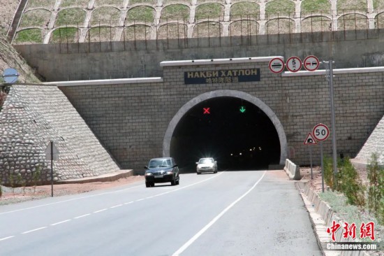 連接塔吉克斯坦南北的重要隧道之一哈特隆隧道由中國路橋承建，是塔國南北公路交通的重要干線道路，對促進(jìn)塔吉克斯坦南北交流和國民經(jīng)濟(jì)發(fā)展具有重要意義。田冰攝