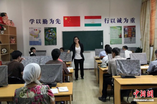 2014年，塔吉克斯坦國立民族大學(xué)的孔子學(xué)院內(nèi)，教師正在為塔吉克斯坦學(xué)生授課。田冰 攝