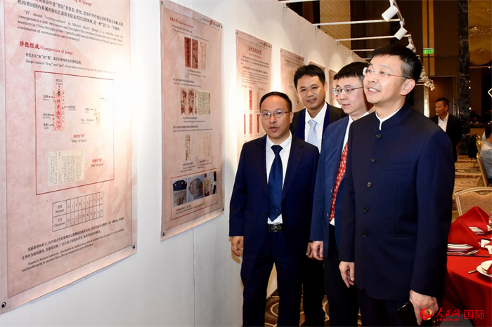 中國駐菲律賓大使館臨時(shí)代辦周志勇參觀“跨山越海兩地情”菲律賓主題僑批展。人民網(wǎng)記者 樊帆攝