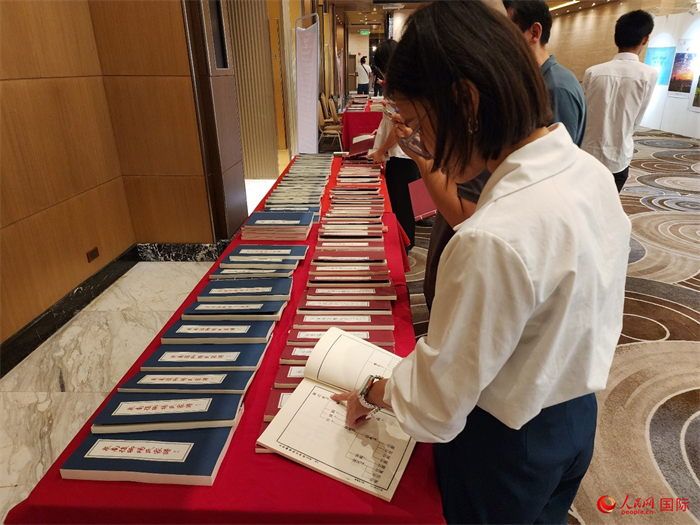 現(xiàn)場嘉賓參觀“根脈尋蹤”泉州百個(gè)家族移民菲律賓族譜展。人民網(wǎng)記者 樊帆攝