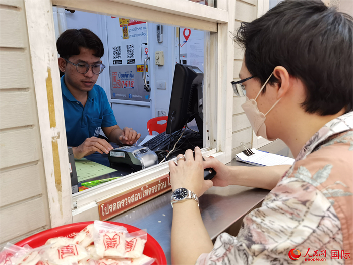 市民在活動(dòng)現(xiàn)場(chǎng)捐贈(zèng)善款。人民網(wǎng)記者 白元琪攝