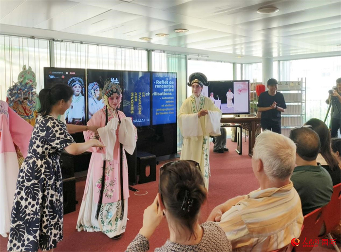 戲迷在昆曲雅集及教學(xué)工作坊活動現(xiàn)場體驗(yàn)昆曲藝術(shù)。人民網(wǎng)記者 尚凱元攝