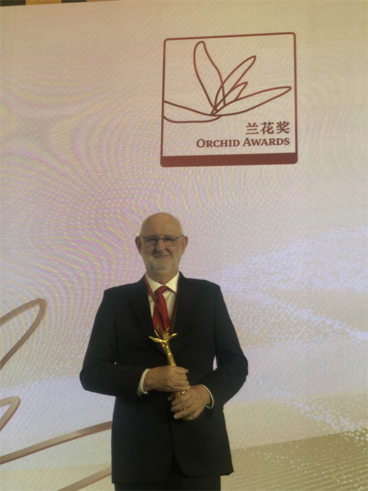 保利諾教授在頒獎典禮現(xiàn)場。 巴西圣保羅州立大學(xué)孔子學(xué)院供圖。