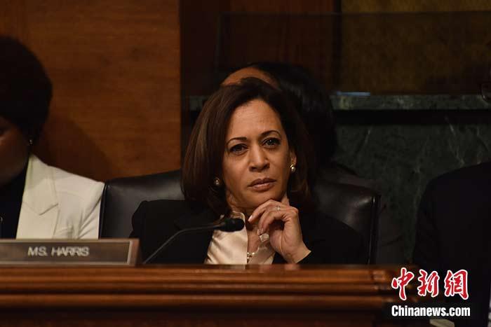 當(dāng)?shù)貢r(shí)間8月11日，美國前副總統(tǒng)、已經(jīng)鎖定民主黨總統(tǒng)候選人提名的拜登選定聯(lián)邦參議員卡瑪拉·哈里斯為其競選搭檔、民主黨副總統(tǒng)候選人。哈里斯成為美國歷史上首位被提名為副總統(tǒng)候選人的非裔女性。圖為哈里斯此前出席國會(huì)聽證會(huì)(資料圖)。<a target='_blank' href='/'><p  align=