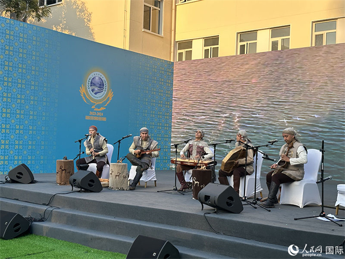 哈薩克斯坦著名音樂組合“圖蘭”樂隊演奏民族音樂。人民網(wǎng) 阿爾達克攝