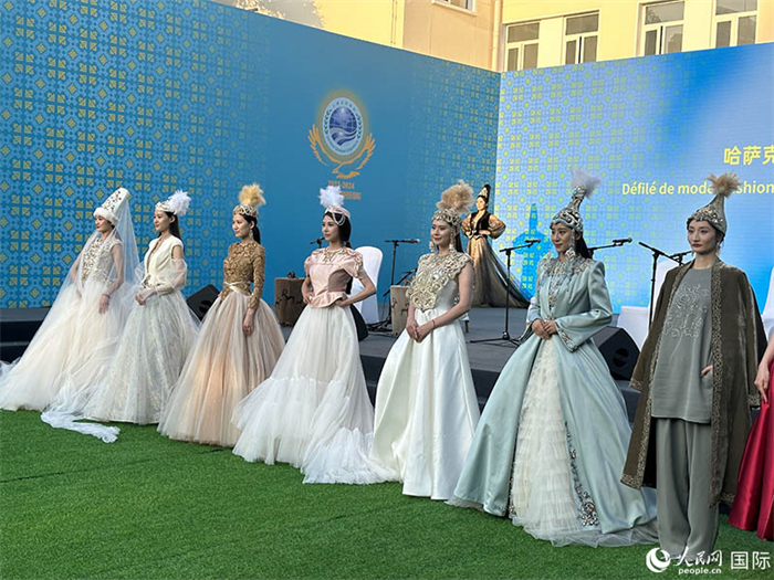 哈薩克斯坦獨立設計師品牌“Ai-zer”帶來了民族服裝時裝秀。人民網(wǎng) 阿爾達克攝