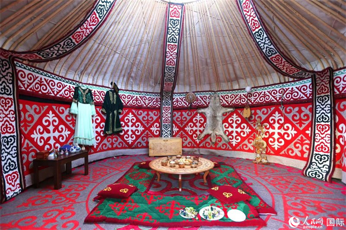 活動現(xiàn)場展示了哈薩克斯坦的氈房。人民網(wǎng)記者 楊倩攝