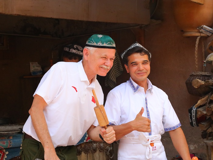 潘維廉和維吾爾族創(chuàng)業(yè)青年合影。主辦方供圖