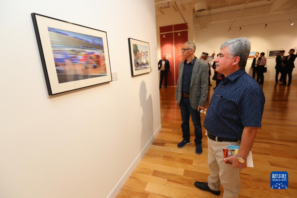 9月18日，人們?cè)诳ㄋ柖喙⒂^“你好，北京”攝影展。新華社記者隋先凱攝