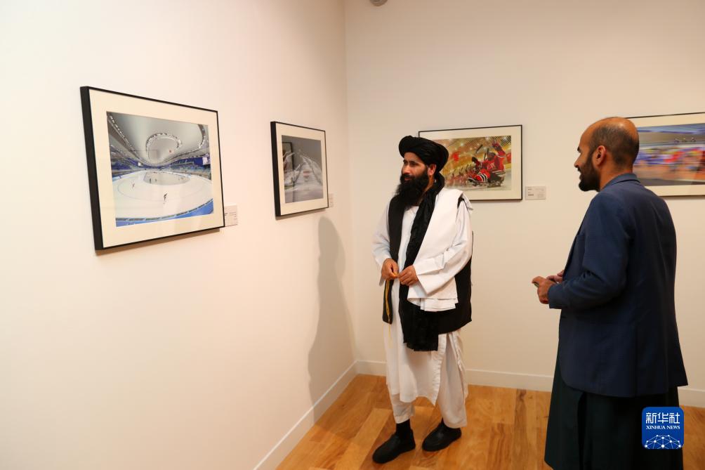 9月18日，人們?cè)诳ㄋ柖喙⒂^“你好，北京”攝影展。新華社記者隋先凱攝