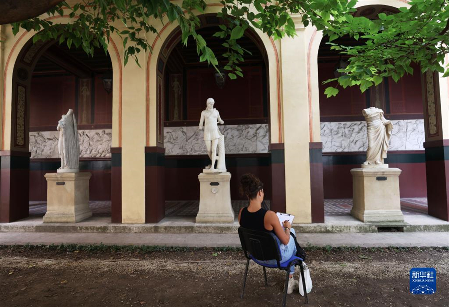 9月17日，在法國巴黎國立高等美術(shù)學(xué)院舉行的歐洲遺產(chǎn)日活動上，參觀者參與繪畫創(chuàng)作和體驗。新華社記者 高靜 攝