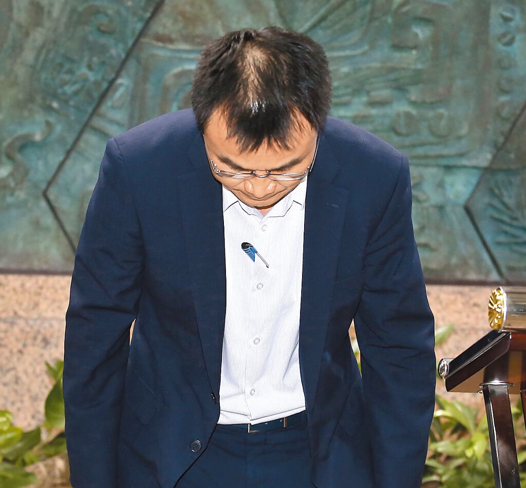 臺(tái)農(nóng)業(yè)部門負(fù)責(zé)人陳吉仲19日傍晚舉行記者會(huì)說(shuō)明項(xiàng)目進(jìn)口雞蛋議題，當(dāng)日晚間8點(diǎn)在臉書(shū)上宣布辭職。 圖片來(lái)源：臺(tái)灣“中時(shí)新聞網(wǎng)”