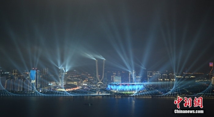 9月23日，杭州第19屆亞運(yùn)會(huì)開幕式在浙江杭州奧體中心體育場舉行。圖為璀璨燈光秀點(diǎn)亮錢塘江夜空。<a target='_blank' href='/'><p  align=