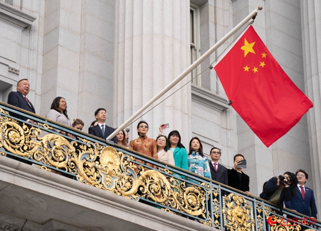 當(dāng)?shù)貢r(shí)間9月29日，中國駐舊金山總領(lǐng)事張建敏與舊金山市長倫敦·布理德一起在舊金山市政廳陽臺升起中國國旗，慶祝中華人民共和國成立74周年。人民網(wǎng)記者 鄧圩攝