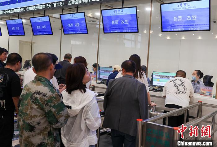 9月21日，旅客在北京站售票大廳內(nèi)購買火車票。當日，鐵路部門開始發(fā)售10月5日火車票。國鐵集團發(fā)布數(shù)據(jù)顯示，9月13日至20日已發(fā)售火車票1.5億張。鐵路部門將在9月27日至10月1日、10月4日至7日增開200列夜間高鐵，車票已陸續(xù)開始發(fā)售，盡最大努力滿足旅客出行需求。 <a target='_blank' href='/'><p  align=