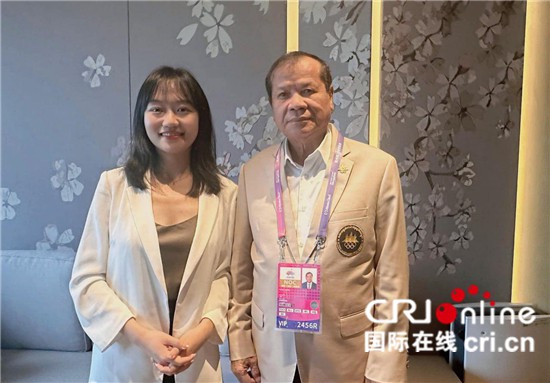 　　△柬埔寨國家奧委會主席、柬埔寨亞運代表團團長唐坤（右）接受記者采訪