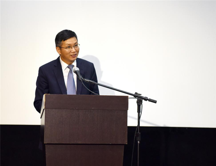 中國駐圣保羅總領(lǐng)事余鵬在開幕活動中致辭。 圣保羅州立大學(xué)孔子學(xué)院供圖