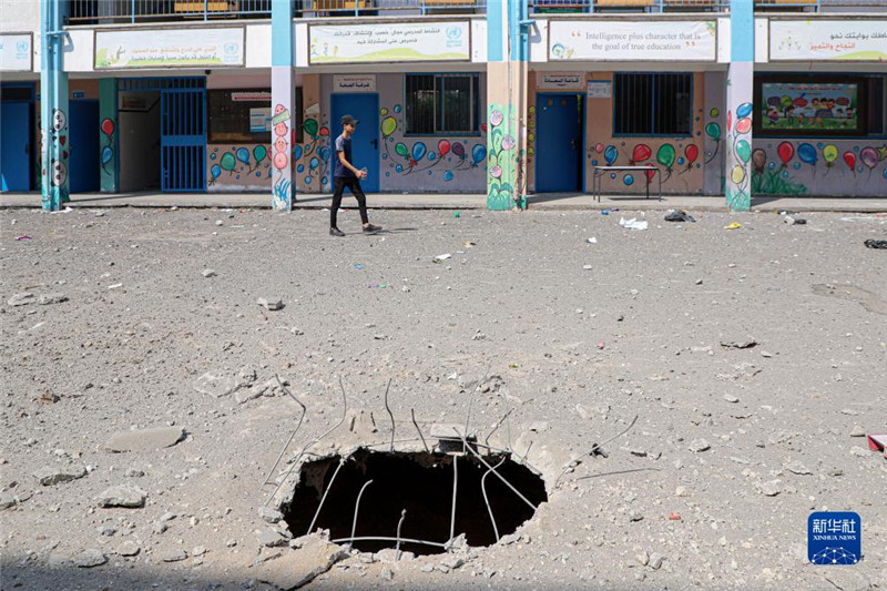 這是10月8日在加沙城一所學校拍攝的以色列空襲對地面造成的破壞。新華社發(fā)（里澤克·阿卜杜勒賈瓦德攝）