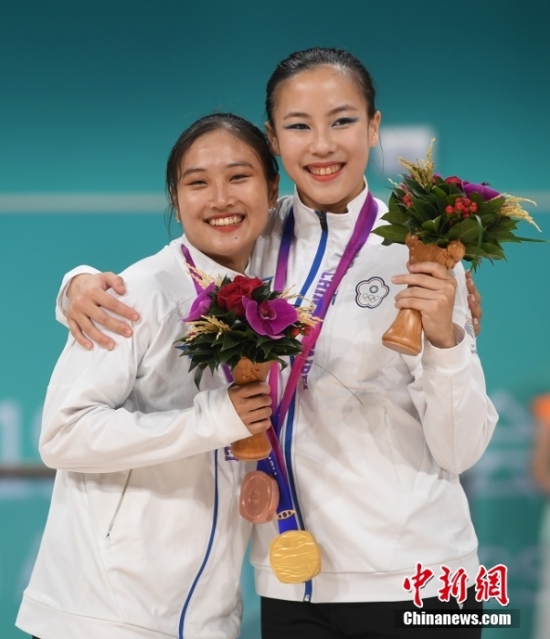 10月7日，杭州第19屆亞運會輪滑項目女子花樣輪滑單人滑長節(jié)目決賽在錢塘輪滑中心舉行。結合短節(jié)目決賽成績，中國臺北選手洪筱晴(左)以94.38分的總成績奪得女子花樣輪滑單人滑冠軍，中國臺北選手張致如(右)獲得季軍。<a target='_blank' href='/'><p  align=