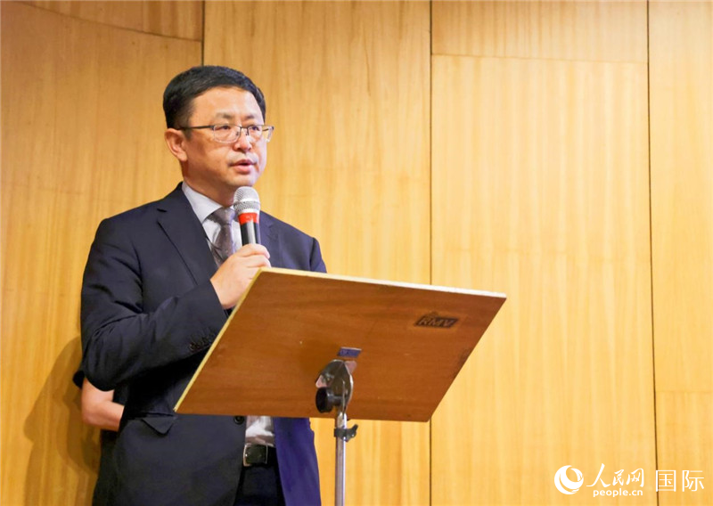 中國駐里約熱內(nèi)盧總領(lǐng)事館商務(wù)參贊徐元勝發(fā)表致辭。人民網(wǎng)記者 陳海琪攝