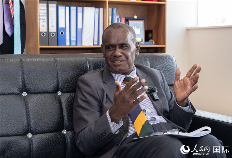 2023年9月13日，所羅門群島外交部長杰里邁亞·馬內(nèi)萊在首都霍尼亞拉接受人民網(wǎng)記者專訪。人民網(wǎng) 賀吉攝