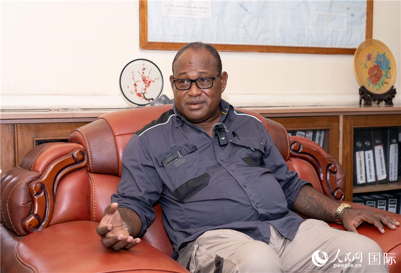 2023年9月13日，所羅門群島副總理兼基礎(chǔ)設(shè)施和發(fā)展部長梅納西·梅蘭加在首都霍尼亞拉接受人民網(wǎng)記者專訪。人民網(wǎng) 賀吉攝